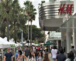 South Beach also boasts of extensive shopping oppo South Beach also boasts of extensive shopping opportunities. The pedestrian-only, open-air Lincoln Road Mall is a prime shopping destination featuring